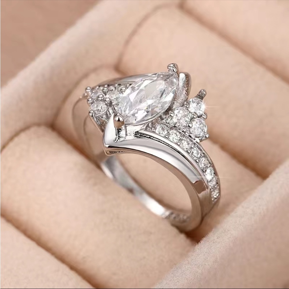 New Women’s Gorgeous 925 Silver Diamond Ring - Picture 5 of 7